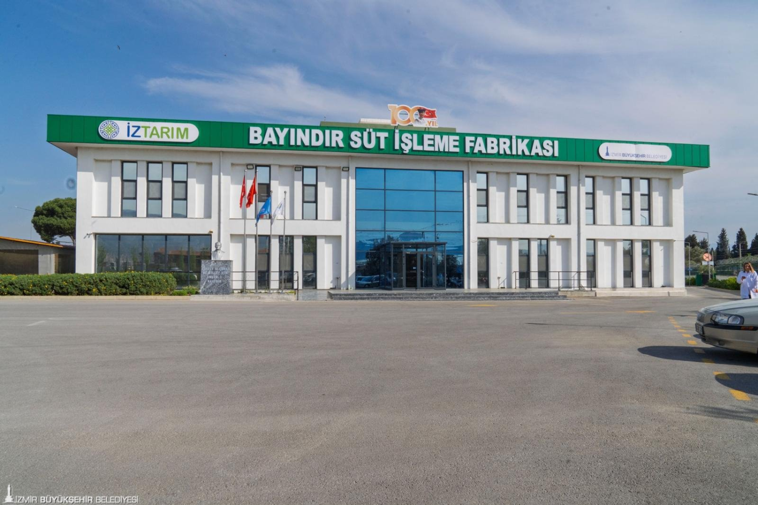 Bayındır Süt Fabrikası’nda çarklar döndü, üreticinin yüzü güldü